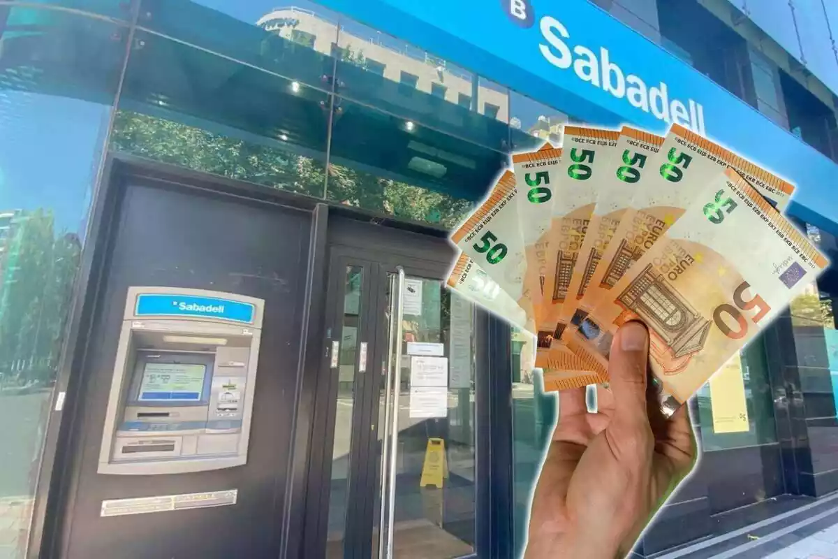 Mà subjectant bitllets de 50 euros i caixer del Banc Sabadell