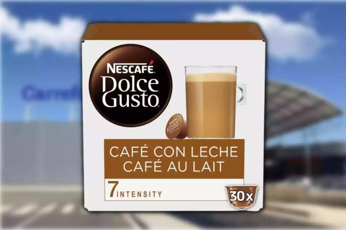 Muntatge amb caixa de 30 càpsules de cafè Dolce Gusto i fons de Carrefour