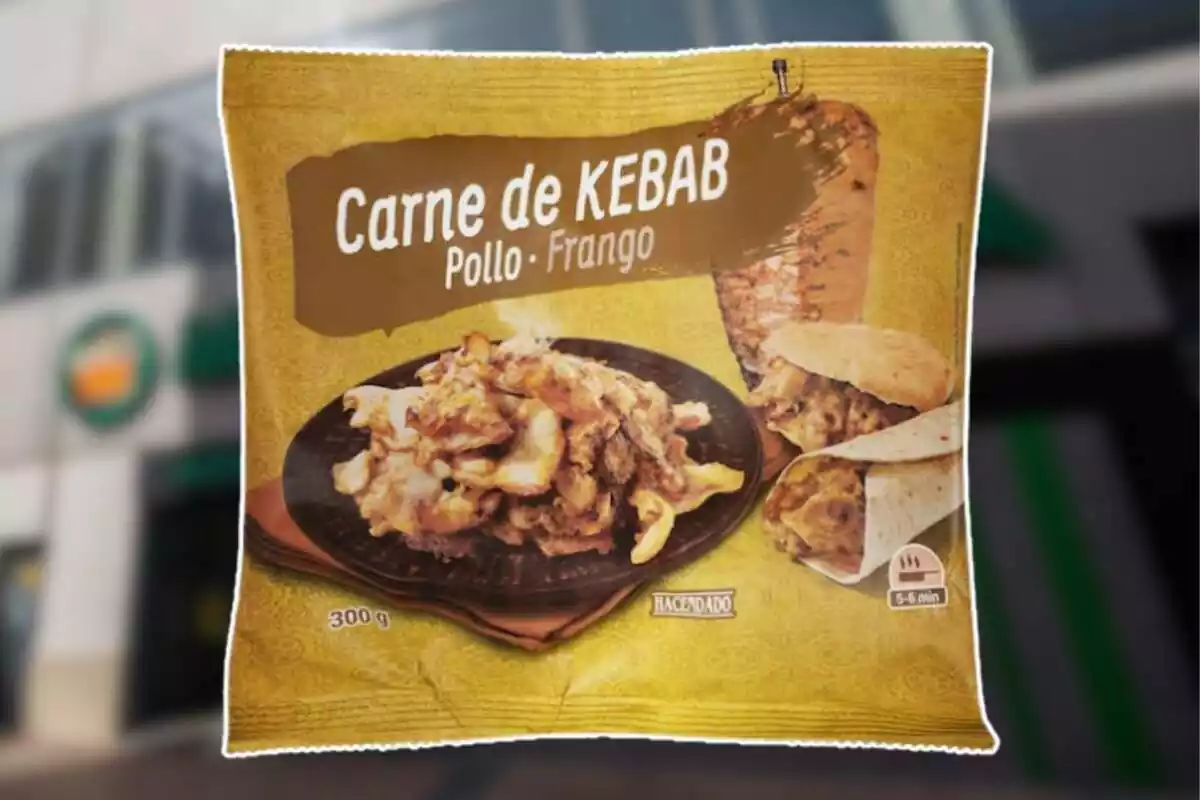 Imatge de fons d'un supermercat Mercadona i una altra de la carn de kebab venuda per la marca
