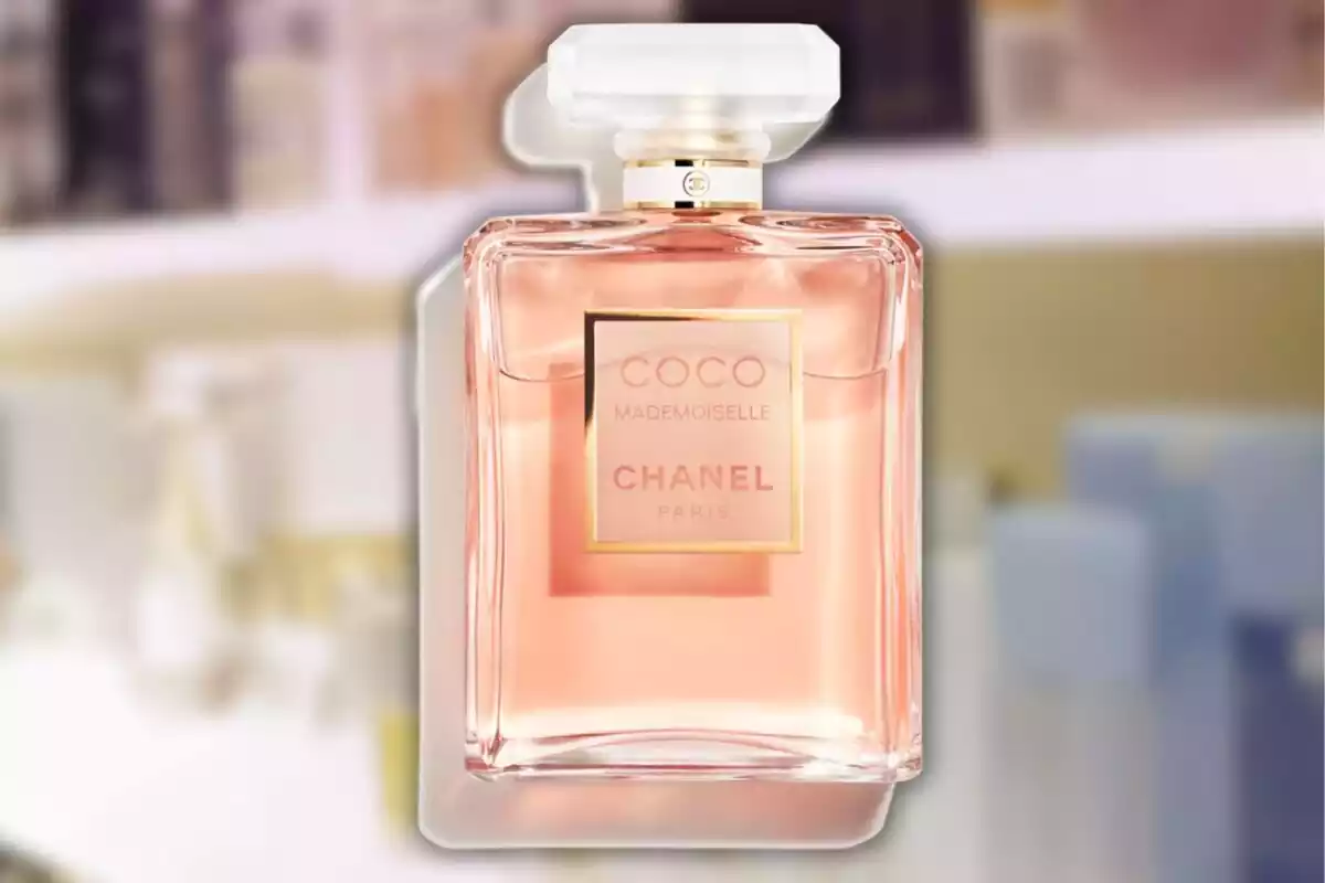 Imatge de fons d'una prestatgeria amb diversos perfums desenfocada i una altra imatge en primer pla del perfum Coco Madmoiselle de Chanel