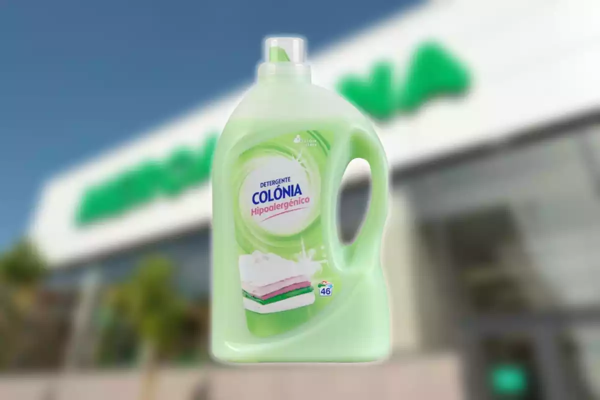 ampolla de detergent davant un supermercat de Mercadona