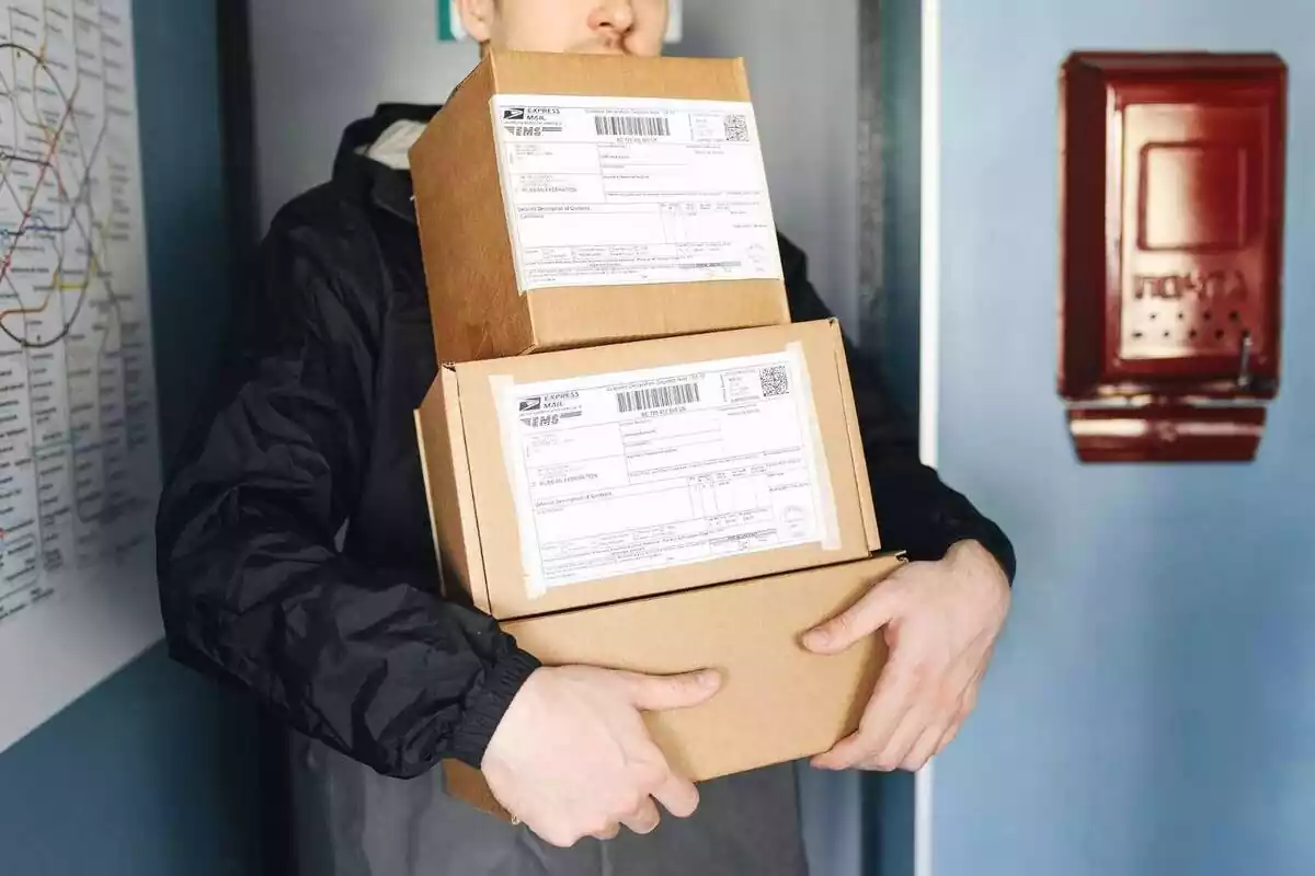 Una persona repartint paquets