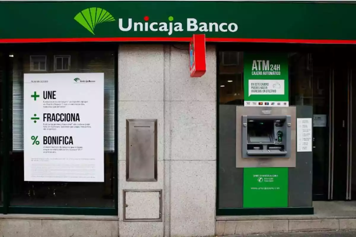 Exterior d´una oficina de l´entitat bancària Unicaja amb un caixer automàtic