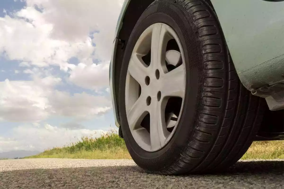 Primer pla de la roda d'un cotxe a l'asfalt de la carretera