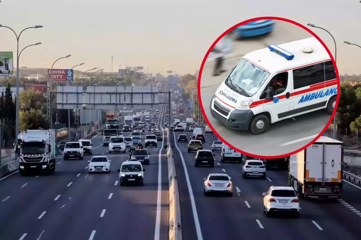 Vehicles circulen per una autovia, i al cercle, una ambulància
