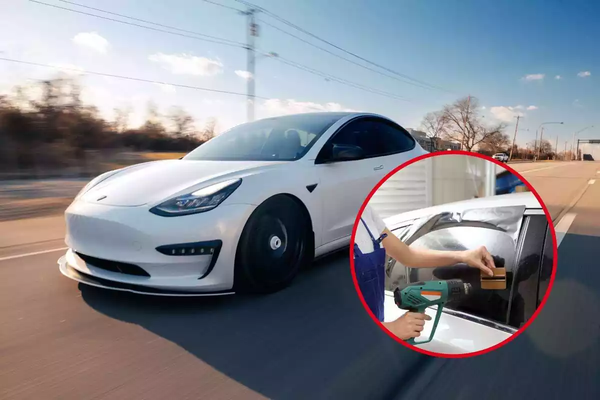 Muntatge d´un cotxe blanc de la marca Tesla i una rodona amb una reparació de finestreta