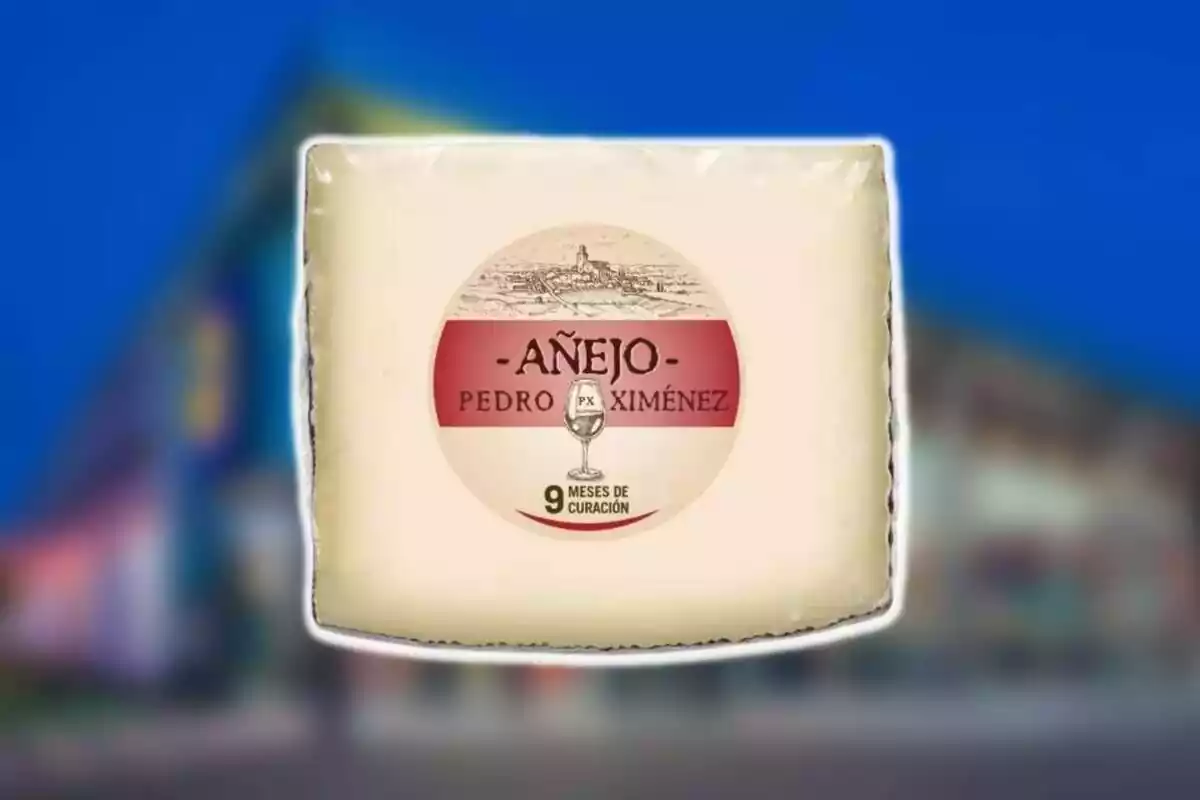 Muntatge amb una botiga de Lidl de fons i el formatge anyenc Pedro Ximénez que venen a Lidl