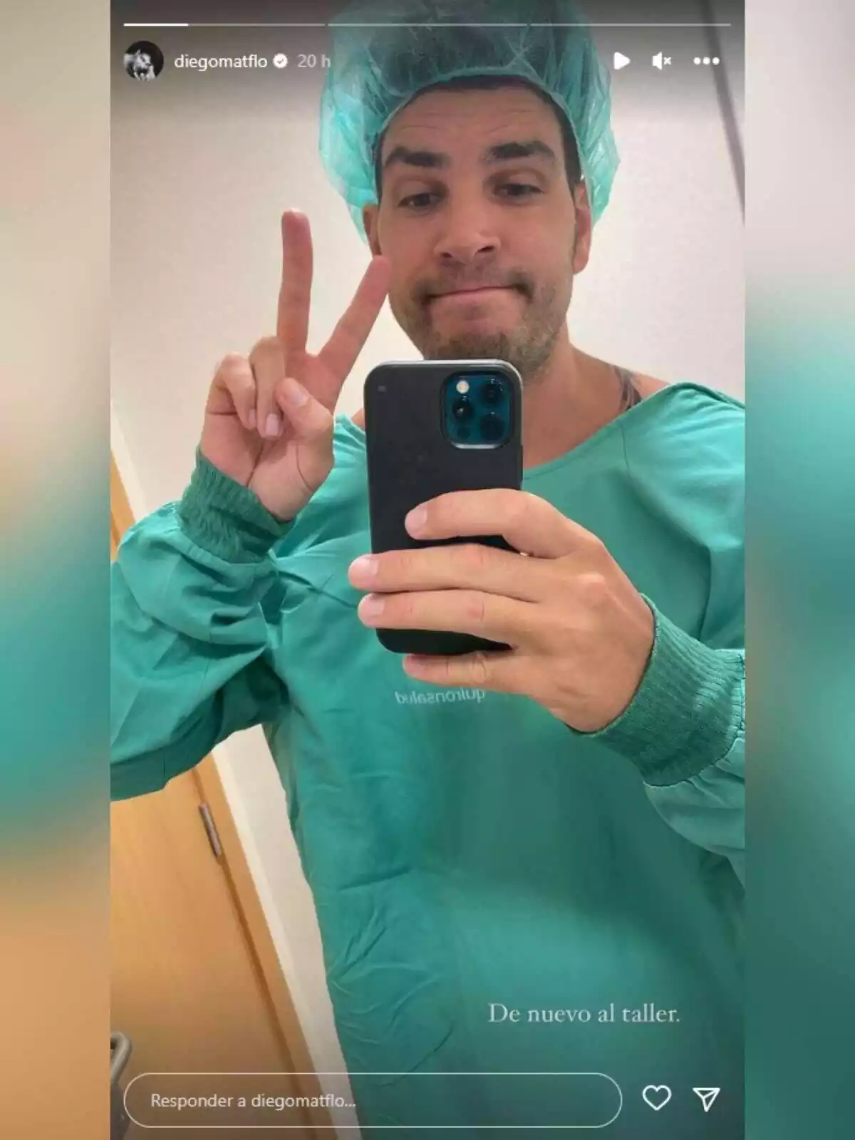 Storie de Diego Matamoros, vestit de bata d'hospital, mostrant que està ingressat de nou