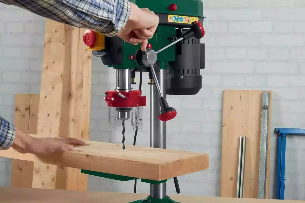 Trepant de columna de Lidl en pràctica real tallant una fusta