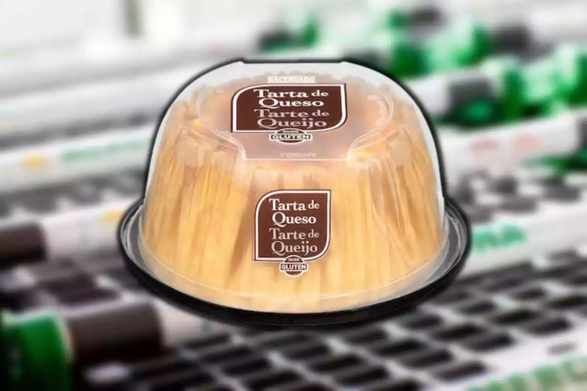 Pastís de formatge de la marca Hacendado amb carros de Mercadona de fons