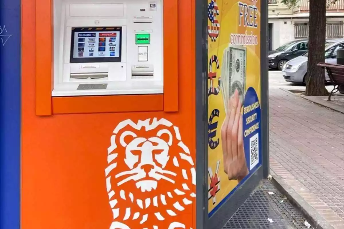 Un caixer taronja del banc ING a l'exterior amb el dibuix d'un lleó en blanc