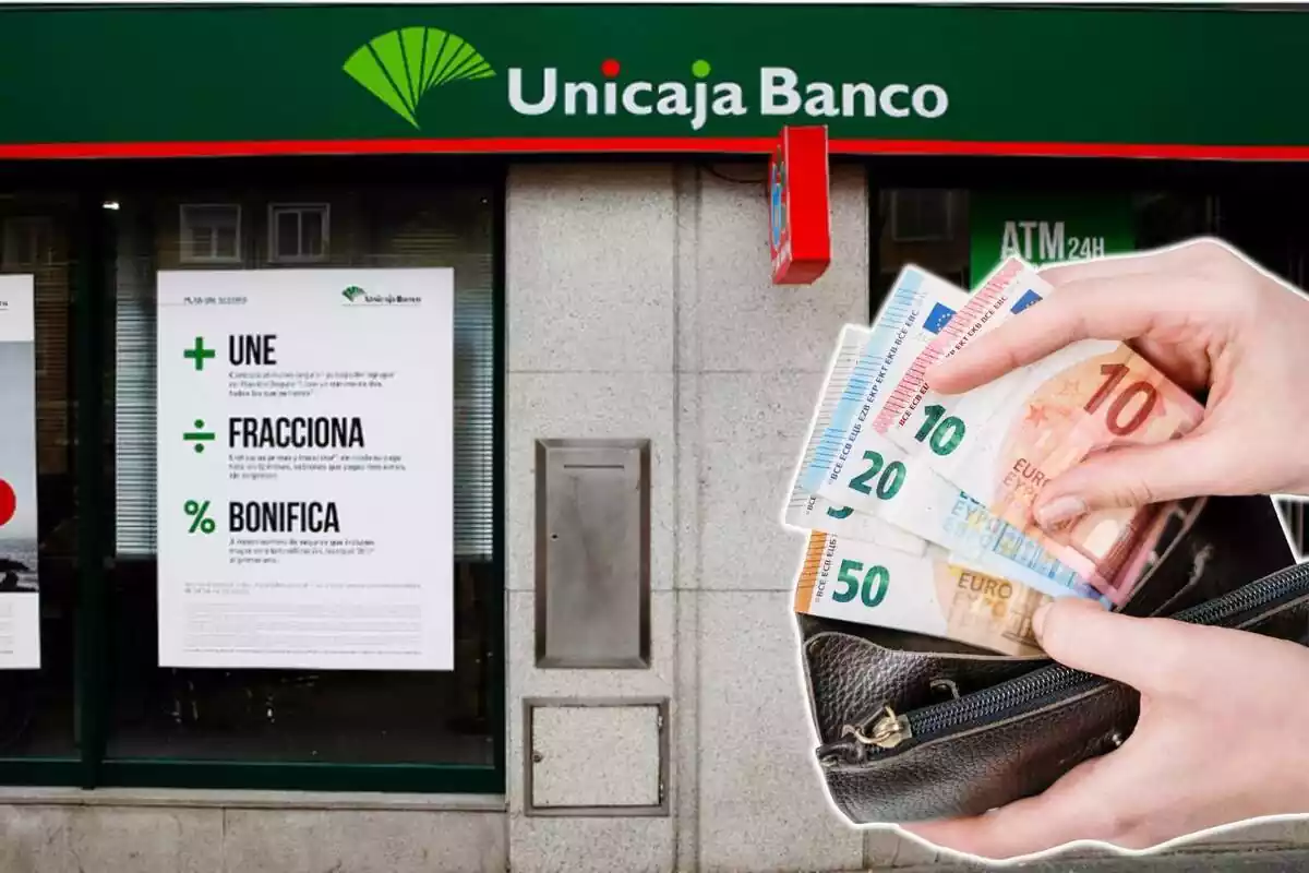 Mans subjectant cartera amb bitllets i Banco Unicaja