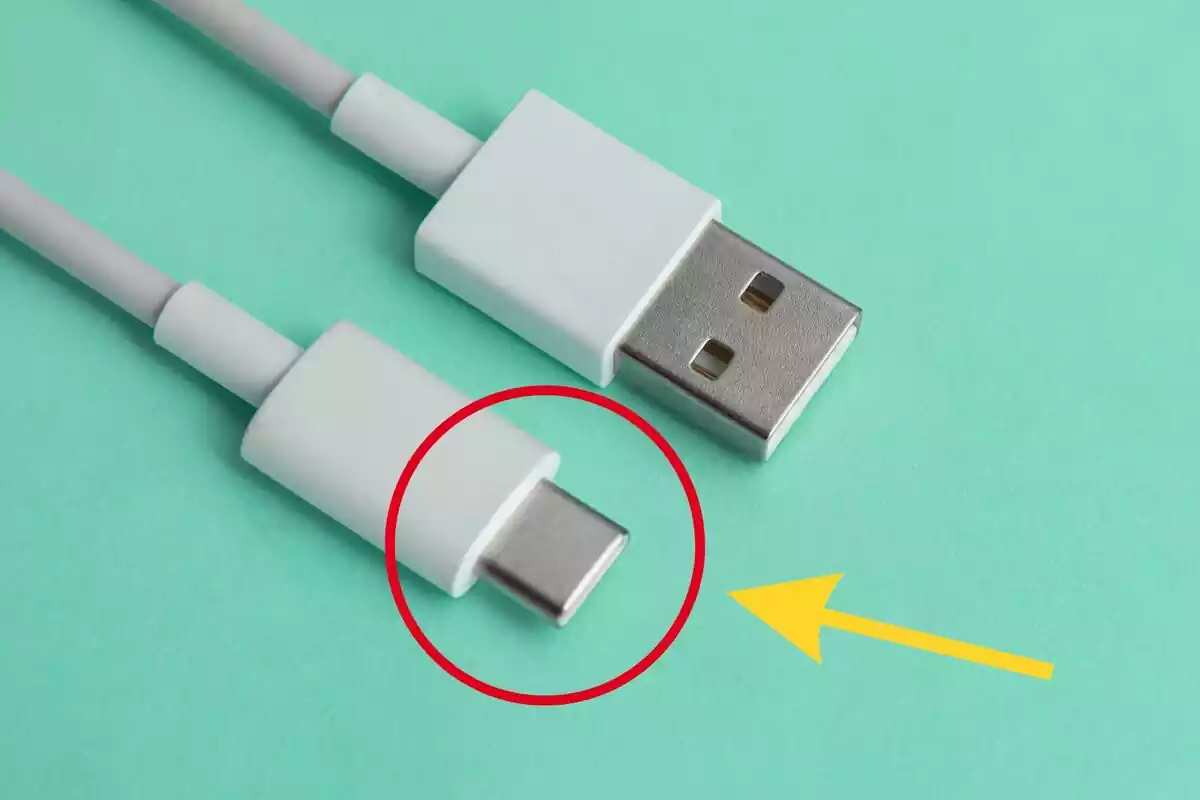 Imatge de dos cables amb una saldi USB normal i una altra USB tipus c assenyalada amb un cercle i una fletxa